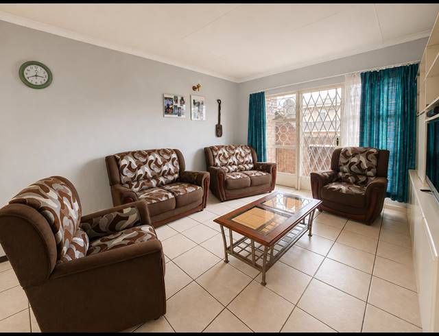 3 BEDROOM FLAT FOR SALE IN THREE RIVERS